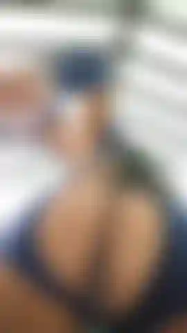 Voglio che tu ti goda a guardarmi mentre allargo il mio grosso culo—è aperto e pronto a sentire il tuo grosso cazzo. Non lasciarti con la voglia di vederlo.