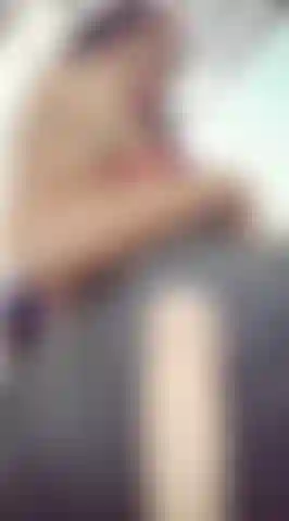 Uno show con il culo grande e aperto... Accarezzati lentamente mentre mi guardi giocarci.