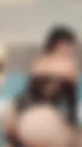 Guarda come muovo il mio culo sexy, inarcando la schiena così sai esattamente dove devi venire. 🔥.