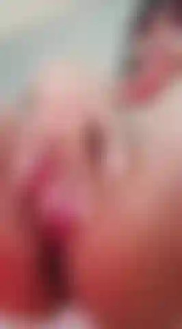 Guarda attentamente mentre mi masturbo in modo sexy ed erotico, lasciandoti vedere ogni goccia dei miei succhi che scorrono lungo le mie gambe. 💧.