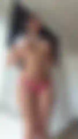 Nuda e bagnata, ogni indumento che cade è un invito al piacere, il mio corpo emana sensualità in ogni centimetro di pelle.
