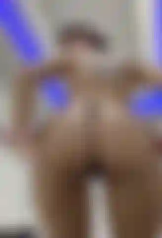 Nuda nella vasca da bagno.