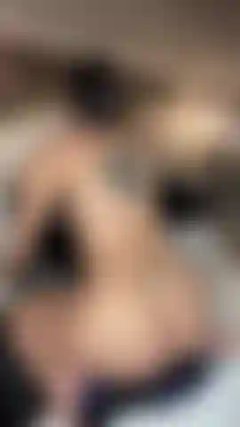 Culo sexy, cavalcando il tuo cazzo sulla mia schiena, così puoi deliziarti con il mio grosso culo, mentre entri ed esci da me.