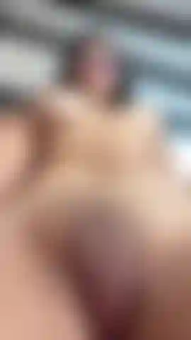 Vieni a toccarmi come fa la mia mano, passando dalla mia figa ai miei seni.