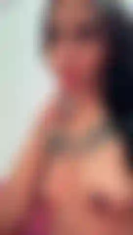 Vieni e succhiami le tette, per favore.