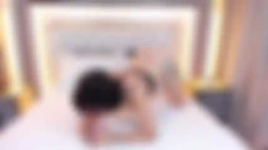 Pompino caldo e perverso da una ragazza latina tatuata che ama lo sperma nella sua figa!