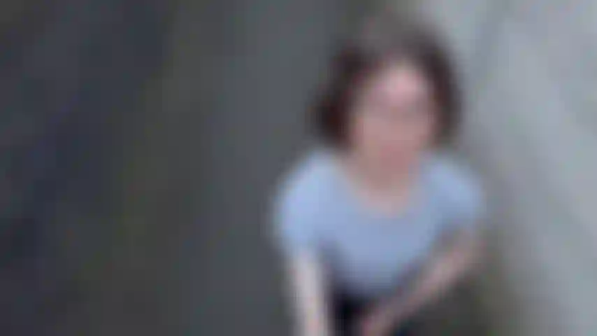 Una ragazza trans adolescente e cattiva che si comporta in modo cattivo in un vicolo pubblico.