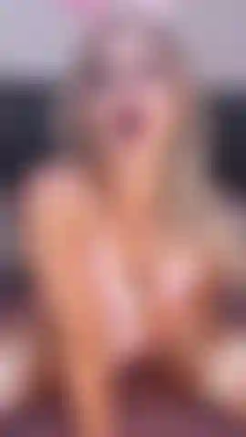 In tenuta da coniglietta, che cavalca un dildo e si fa un pompino.