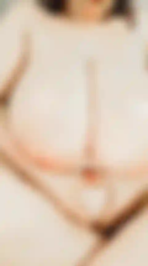 Hugetits e bigbelly che rimbalza e prende in giro con grandi curve.