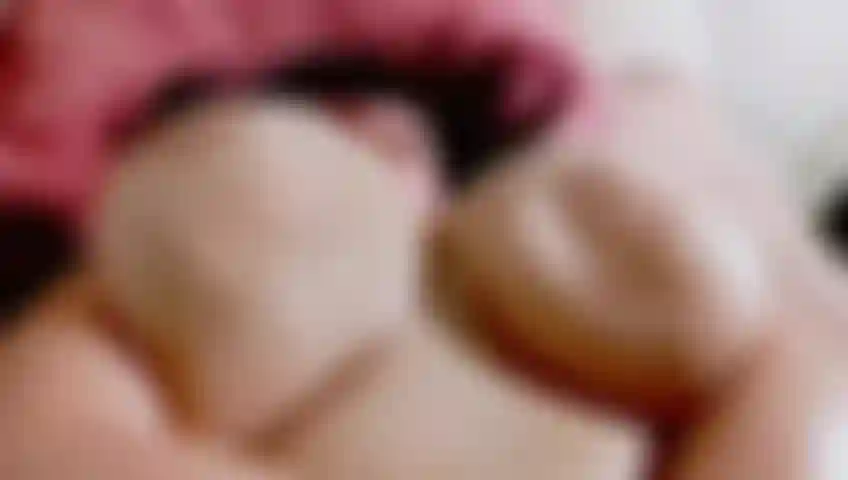 Ridacchia le mie enormi tette da un lato all'altro.