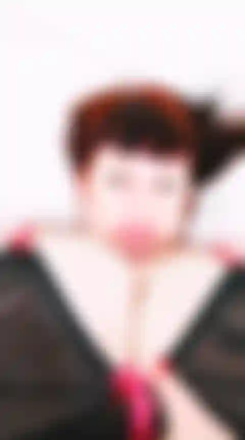 Scollatura e capezzoli caldi che prendono in giro e tirano fuori le tette.