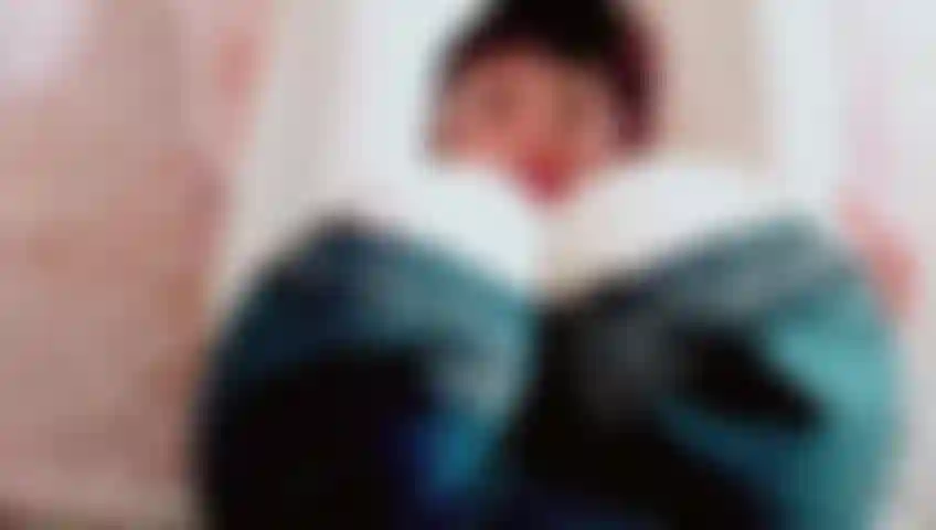 Tolgo il reggiseno sdraiata sulla schiena, in posa e ti stuzzico sensualmente.