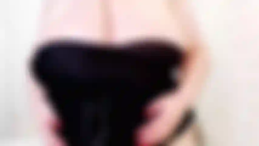 Che fa rimbalzare le tette fuori dall'alto.