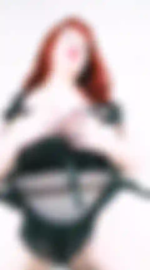 Spogliarello sensuale in lingerie nera, vista più ravvicinata come davanti a me, e più tette e pancia grande che si prendono in giro e rimbalzano.