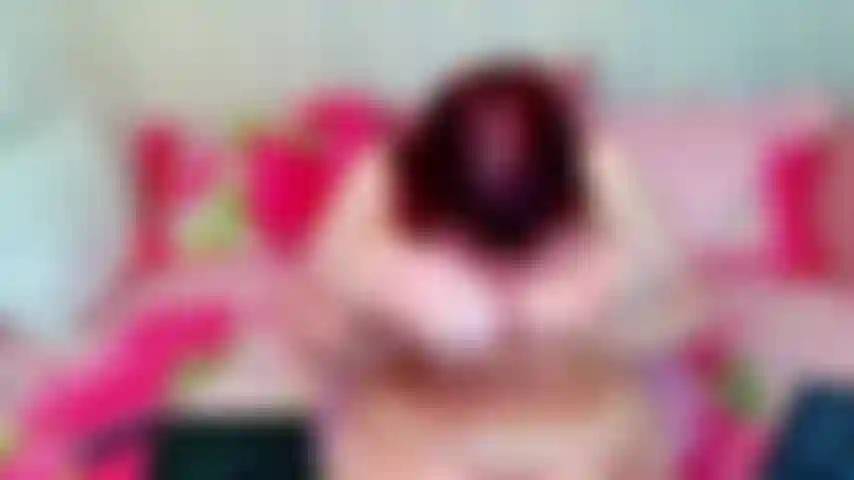 Sputo sulle tette e mi strofino la faccia, le lecco.