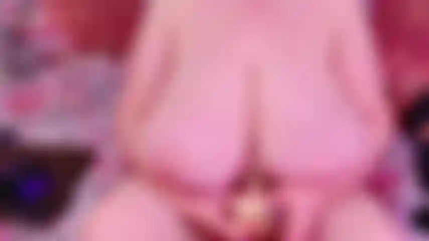 Il mio concorso di giocattoli per la pancia. La mia pancia è così enorme che posso ingoiare anche un cazzo enorme. Mi scopo l'ombelico con la mia collezione di dildo.