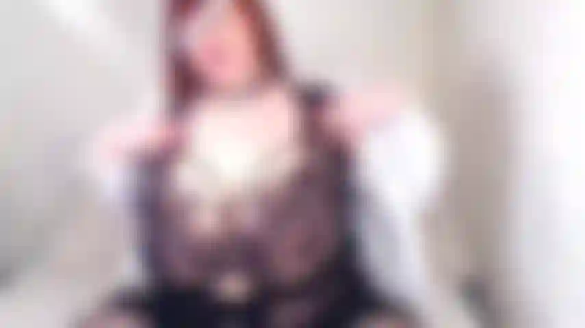 Toglimi la camicetta bianca, il reggiseno nero, le mutandine nere e sdraiati sulla schiena in stoking giocando con la mia figa pov, voglio che tu venga.