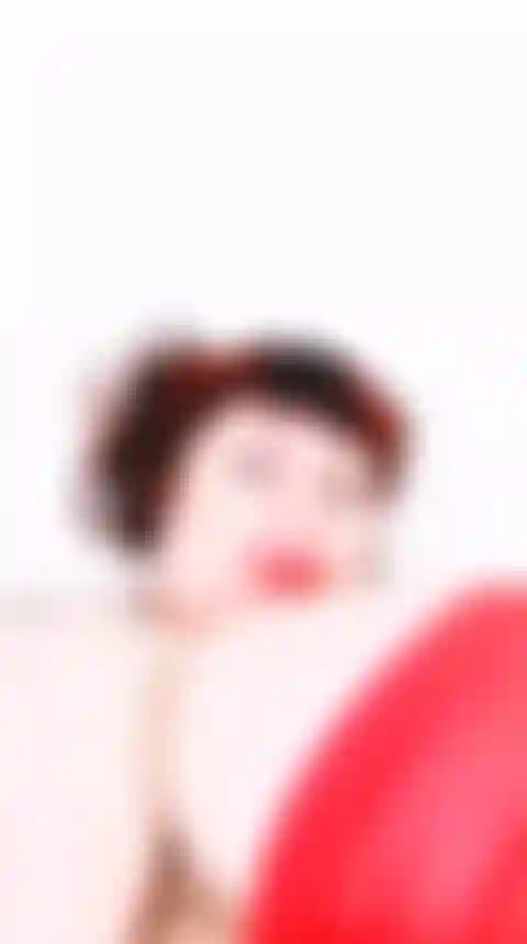 Metto in mostra e scopro quanto sono giganti le mie enormi tette.