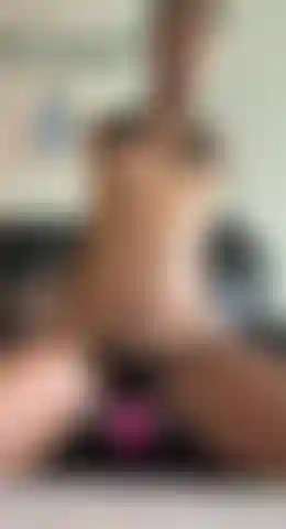 Kyla cavalca un dildo cowgirl al contrario da 7 pollici con tette vivace.