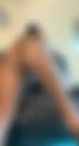 Kyla scuote il culo perfetto con il perizoma.