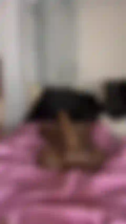 Kylas ha oliato il bottino che rimbalza su un cazzo da 10 pollici.