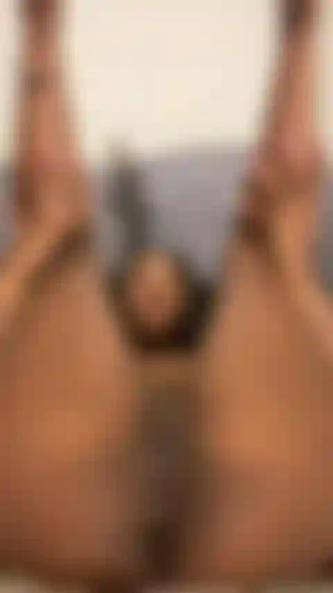 Palpitante figa bagnata e buco del culo dopo aver sborrato.