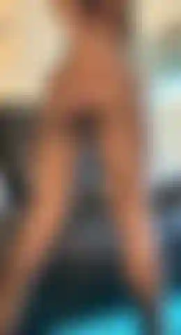 Kyla che twerka il suo culo perfetto e fa scoppiare la figa per papà.