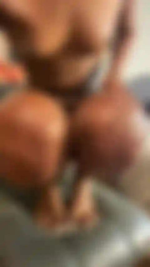 Figa che fa capolino in calze a rete con belle dita bianche.