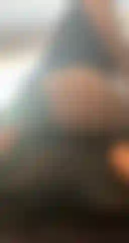 Un grosso bottino rotondo che spunta in mutande.