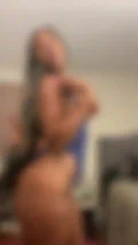 Spogliarello a clessidra in lingerie blu.