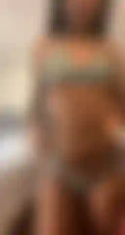 Culo perfetto che trema in bikini trasparente.