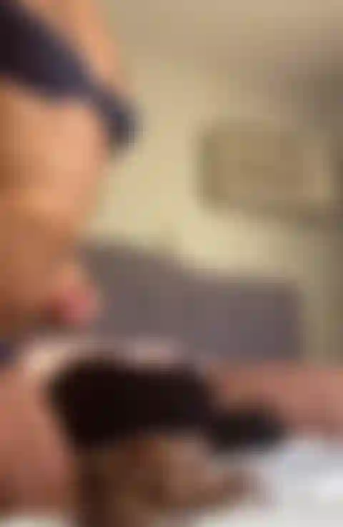 Kyla bubble butt in sella a un giocattolo da 10 pollici.