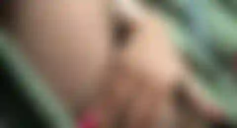 Vieni a guardarmi giocare con la mia figa in macchina.