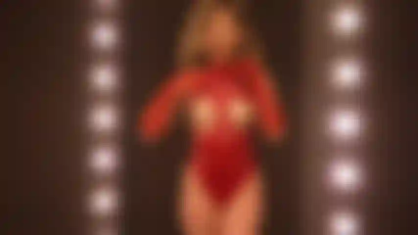 Una ballerina con delle tette sexy.