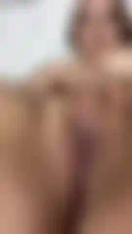 Gioco con le dita nella mia figa bagnata, il clitoride caldo.