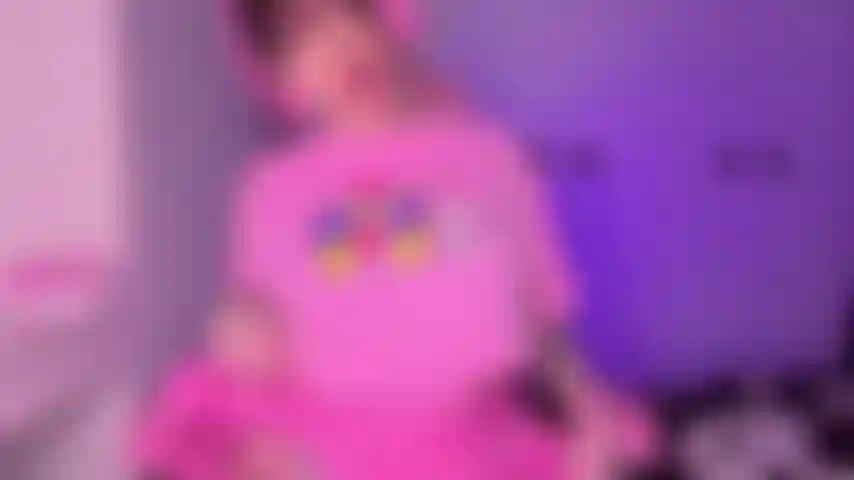 Una ragazza giocatrice arrapata che scopa e squirta.