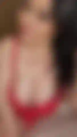 La tua milf ha approfittato al massimo della torrida estate, trascorrendo il pomeriggio a prendere il sole fuori finché il suo corpo caldo e luminoso non brilla di sudore nel calore.Ma c'è qualcosa in quel sole estivo cocente che l'ha lasciata particolarmente eccitata… anche se forse il tempo non è l'unico responsabile.Tu hai girovagato per casa quasi senza vestiti a causa del caldo e lei ha notato ogni singolo momento.Alla fine, ne ha avuto abbastanza della tentazione. Vuole scoprire se sei tutto provocazione e niente azione — ma proprio quando pensa di avere il controllo della situazione tu la scopi penetrandola in profondità mentre lei geme di piacere finché non le fai uno sborro dentro la sua figa stretta e calda, una fantasiosa avventura estiva bollente piena di tentazione, tensione e un carico molto caldo riversato dentro di lei. Tag: milf, matura, creampie, pov, roleplay, estate, prendere il sole, seduzione, tentazione, penetrazione profonda, sborro interno, figa, hardcore, sesso duro, fantasia all'aperto, milf arrapata, formosa, curvy, bruna, seni naturali.