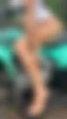 Che si scopa la sua figa calda sul mio quad.