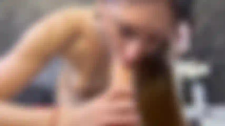 Succhio un grosso cazzo di sloopi con un sacco di sputi.