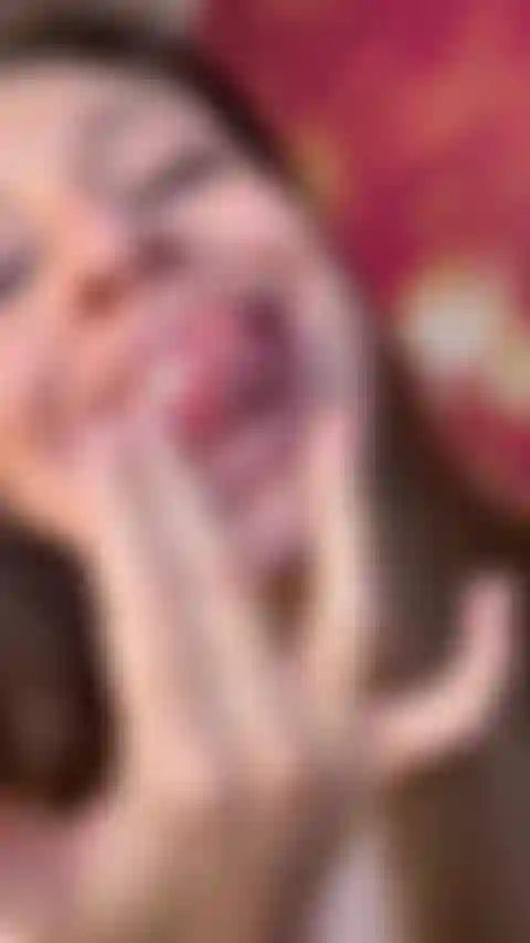 Sloopy succhia le dita.