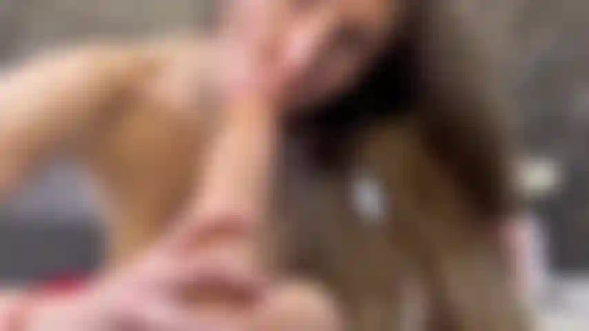 Che succhia profondamente con un grosso dildo e molta sputa.