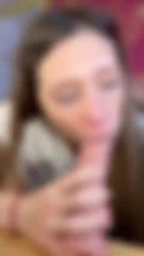 Succhio il cazzo in profondità con la bocca grande.