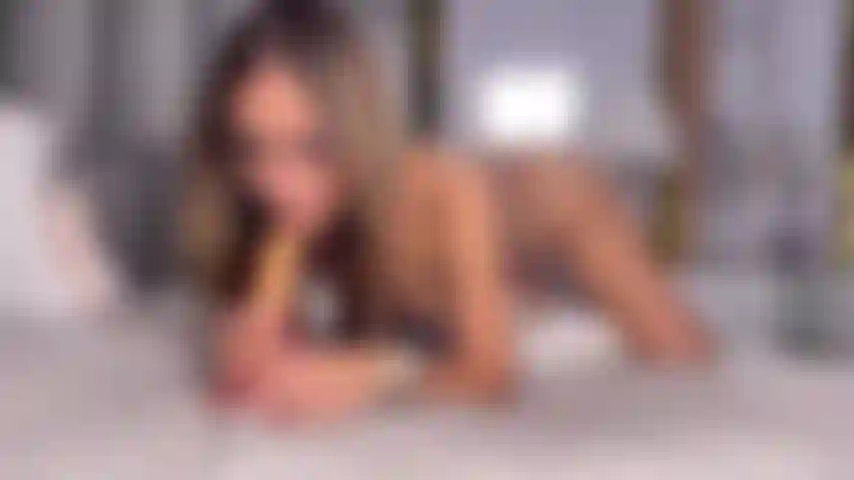 Una latina bionda che succhia il suo enorme dildo e le penetra con forza la piccola gola.