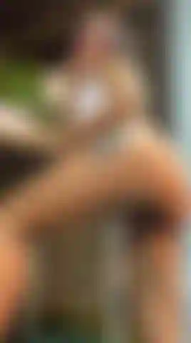 Una ragazza cattiva che si sculaccia il culo.