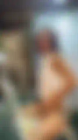 Una studentessa sexy che si eccita mentre gioca con la sua figa.