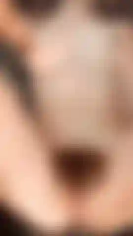 Masturbo sul prato (bionda pelosa con un cespuglio viene all'aperto).