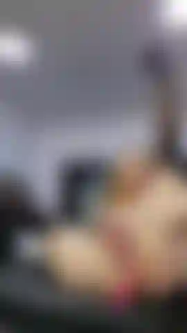 Mi masturbo con il mio lush inserito nella vagina mentre il mio culo vibra e poi metto un dildo nella mia vagina.