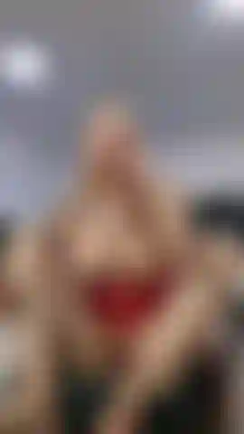 I love playing with my bombombum and my vagina with my lush vibrating inside and making me feel very hot