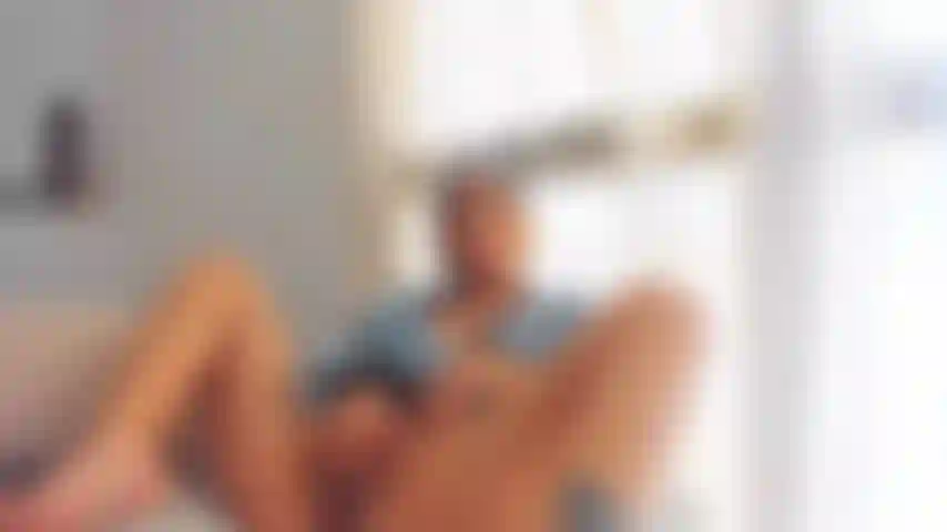 Strofina il clitoride contro la finestra.