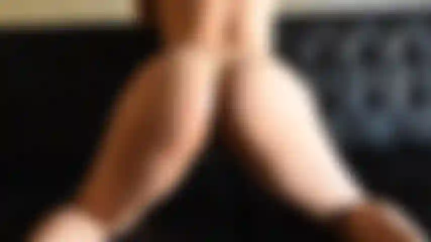 Nuda che fa twerking con sborra sul culo.